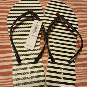 Old Navy womens flip flops. Size 8